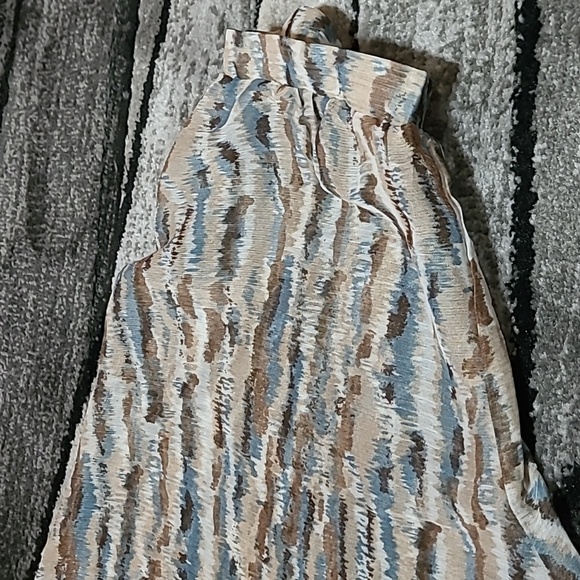 BKE BOUTIQUE SHEER STUDDED SCOOP-NECK DROPTAIL SHIRT - Picture 7 of 14